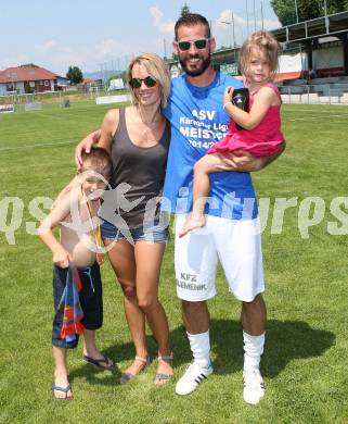 Fussball Kaerntner Liga. Annabichler SV gegen ATUS Ferlach. Oliver Pusztai mit Familie (ASV). Annabichl, am 7.6.2015.
Foto: Kuess
---
pressefotos, pressefotografie, kuess, qs, qspictures, sport, bild, bilder, bilddatenbank