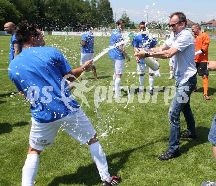 Fussball Kaerntner Liga. Annabichler SV gegen ATUS Ferlach. Matthias Dollinger, Trainer Dietmar Thuller, Sektdusche (ASV). Annabichl, am 7.6.2015.
Foto: Kuess
---
pressefotos, pressefotografie, kuess, qs, qspictures, sport, bild, bilder, bilddatenbank