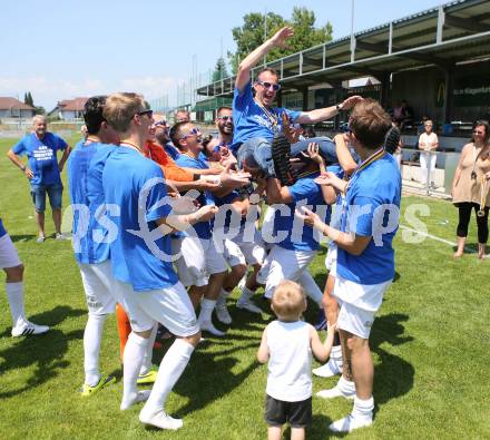 Fussball Kaerntner Liga. Annabichler SV gegen ATUS Ferlach. Meisterjubel. Trainer Dietmar Thuller (ASV). Annabichl, am 7.6.2015.
Foto: Kuess
---
pressefotos, pressefotografie, kuess, qs, qspictures, sport, bild, bilder, bilddatenbank