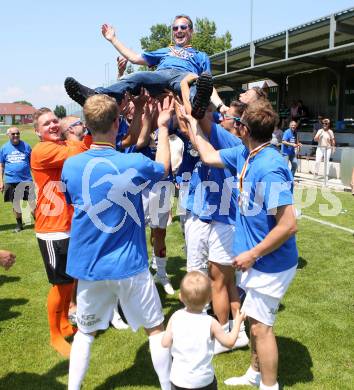 Fussball Kaerntner Liga. Annabichler SV gegen ATUS Ferlach. Meisterjubel. Trainer Dietmar Thuller (ASV). Annabichl, am 7.6.2015.
Foto: Kuess
---
pressefotos, pressefotografie, kuess, qs, qspictures, sport, bild, bilder, bilddatenbank