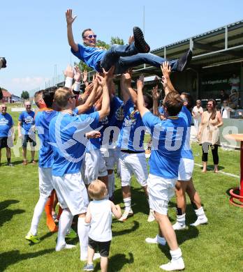 Fussball Kaerntner Liga. Annabichler SV gegen ATUS Ferlach. Meisterjubel. Trainer Dietmar Thuller (ASV). Annabichl, am 7.6.2015.
Foto: Kuess
---
pressefotos, pressefotografie, kuess, qs, qspictures, sport, bild, bilder, bilddatenbank