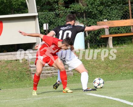 Fussball. Kaerntner Liga. Ferlach Atus gegen Gmuend. Martin Sustersic (Ferlach),   Udo Gasser (Gmuend). Ferlach, 13.6.2015.
Foto: Kuess
---
pressefotos, pressefotografie, kuess, qs, qspictures, sport, bild, bilder, bilddatenbank