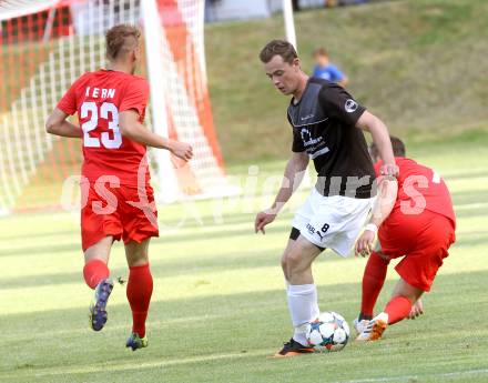 Fussball. Kaerntner Liga. Ferlach Atus gegen Gmuend. Dejan Kern, Martin Trattnig (Ferlach),   Kevin Krammer (Gmuend). Ferlach, 13.6.2015.
Foto: Kuess
---
pressefotos, pressefotografie, kuess, qs, qspictures, sport, bild, bilder, bilddatenbank