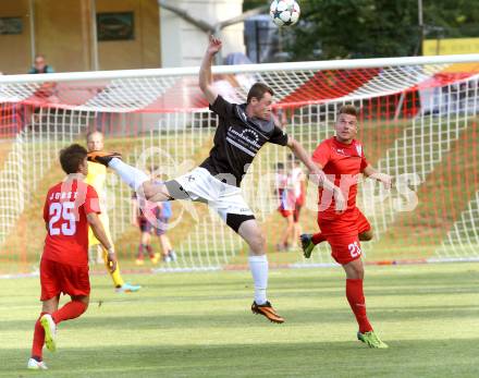 Fussball. Kaerntner Liga. Ferlach Atus gegen Gmuend. Dejan Kern (Ferlach),   Kevin Krammer (Gmuend). Ferlach, 13.6.2015.
Foto: Kuess
---
pressefotos, pressefotografie, kuess, qs, qspictures, sport, bild, bilder, bilddatenbank