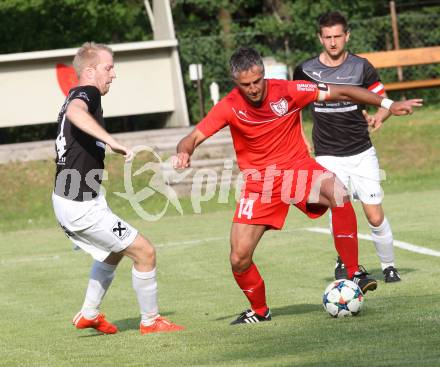 Fussball. Kaerntner Liga. Ferlach Atus gegen Gmuend. Darko Djukic  (Ferlach),   Markus Burgstaller (Gmuend). Ferlach, 13.6.2015.
Foto: Kuess
---
pressefotos, pressefotografie, kuess, qs, qspictures, sport, bild, bilder, bilddatenbank