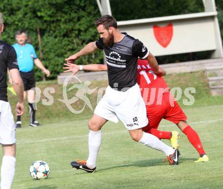 Fussball. Kaerntner Liga. Ferlach Atus gegen Gmuend. Dominik Mak (Ferlach), Udo Gasser  (Gmuend). Ferlach, 13.6.2015.
Foto: Kuess
---
pressefotos, pressefotografie, kuess, qs, qspictures, sport, bild, bilder, bilddatenbank