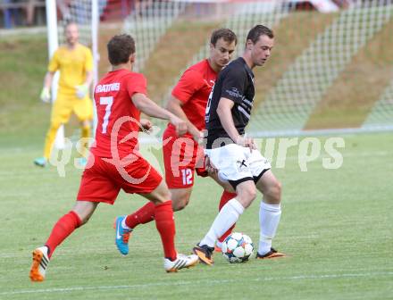 Fussball. Kaerntner Liga. Ferlach Atus gegen Gmuend. Martin Trattnig, Alexander Krainer  (Ferlach), Kevin Krammer (Gmuend). Ferlach, 13.6.2015.
Foto: Kuess
---
pressefotos, pressefotografie, kuess, qs, qspictures, sport, bild, bilder, bilddatenbank