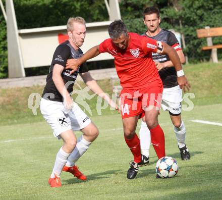 Fussball. Kaerntner Liga. Ferlach Atus gegen Gmuend. Darko Djukic  (Ferlach),  Markus Burgstaller (Gmuend). Ferlach, 13.6.2015.
Foto: Kuess
---
pressefotos, pressefotografie, kuess, qs, qspictures, sport, bild, bilder, bilddatenbank