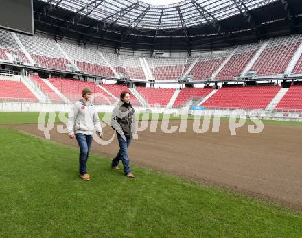 Eishockey. Kaerntner Freiluftderby. Vorschaufotos. Johannes Reichel, Patrick Harand, (KAC). Klagenfurt Woerthersee Stadion. 15.12.2014.
Foto: Kuess 
---
pressefotos, pressefotografie, kuess, qs, qspictures, sport, bild, bilder, bilddatenbank