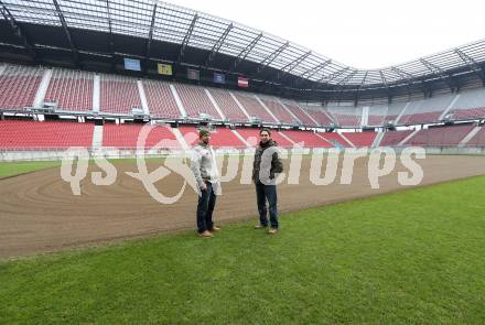 Eishockey. Kaerntner Freiluftderby. Vorschaufotos. Johannes Reichel, Patrick Harand (KAC). Klagenfurt Woerthersee Stadion. 15.12.2014.
Foto: Kuess 
---
pressefotos, pressefotografie, kuess, qs, qspictures, sport, bild, bilder, bilddatenbank