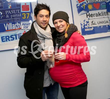 EBEL. Eishockey Bundesliga. EC VSV gegen KAC. Jason Krog mit Frau Kim (VSV). Villach, am 18.1.2015.
Foto: Kuess 


---
pressefotos, pressefotografie, kuess, qs, qspictures, sport, bild, bilder, bilddatenbank