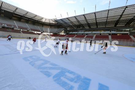 Eishockey. Kaerntner Freiluftderby. Vorschaufotos.  Klagenfurt Woerthersee Stadion. 23.12.2014.
Foto: Kuess 
---
pressefotos, pressefotografie, kuess, qs, qspictures, sport, bild, bilder, bilddatenbank