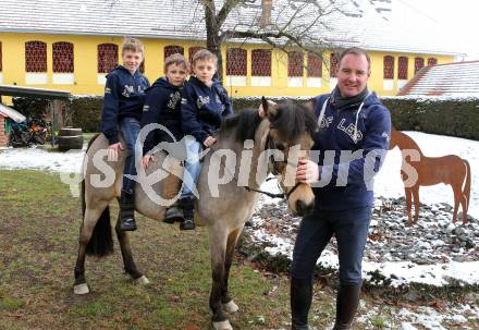 Reitsport. Reiten. Maximilian, Kilian, Marius und Dieter Koefler. Ranftlhof, St. Veit, am 25.1.2014.
Foto: Kuess
---
pressefotos, pressefotografie, kuess, qs, qspictures, sport, bild, bilder, bilddatenbank