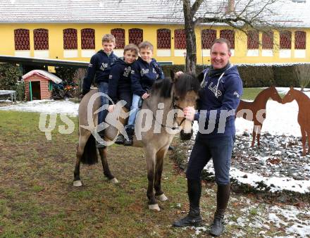 Reitsport. Reiten. Maximilian, Kilian, Marius und Dieter Koefler. Ranftlhof, St. Veit, am 25.1.2014.
Foto: Kuess
---
pressefotos, pressefotografie, kuess, qs, qspictures, sport, bild, bilder, bilddatenbank