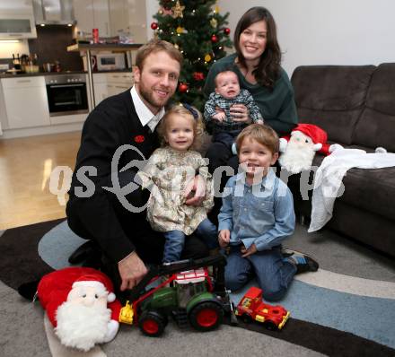 Eishockey. KAC. Thomas Poeck, Arlene, Kinder Nicholas, Natalie, Nolan. Klagenfurt, 10.12.2014.
Foto: Kuess
---
pressefotos, pressefotografie, kuess, qs, qspictures, sport, bild, bilder, bilddatenbank