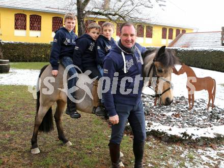 Reitsport. Reiten. Maximilian, Kilian, Marius und Dieter Koefler. Ranftlhof, St. Veit, am 25.1.2014.
Foto: Kuess
---
pressefotos, pressefotografie, kuess, qs, qspictures, sport, bild, bilder, bilddatenbank