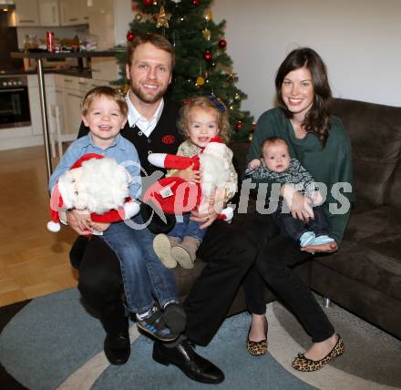 Eishockey. KAC. Thomas Poeck, Arlene, Kinder Nicholas, Natalie, Nolan. Klagenfurt, 10.12.2014.
Foto: Kuess
---
pressefotos, pressefotografie, kuess, qs, qspictures, sport, bild, bilder, bilddatenbank