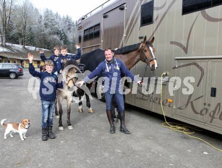 Reitsport. Reiten. Maximilian, Kilian, Marius und Dieter Koefler. Ranftlhof, St. Veit, am 25.1.2014.
Foto: Kuess
---
pressefotos, pressefotografie, kuess, qs, qspictures, sport, bild, bilder, bilddatenbank