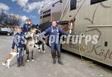 Reitsport. Reiten. Maximilian, Kilian, Marius und Dieter Koefler. Ranftlhof, St. Veit, am 25.1.2014.
Foto: Kuess
---
pressefotos, pressefotografie, kuess, qs, qspictures, sport, bild, bilder, bilddatenbank