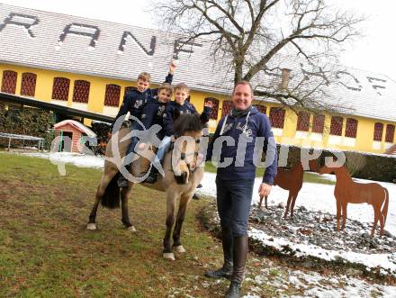 Reitsport. Reiten. Maximilian, Kilian, Marius und Dieter Koefler. Ranftlhof, St. Veit, am 25.1.2014.
Foto: Kuess
---
pressefotos, pressefotografie, kuess, qs, qspictures, sport, bild, bilder, bilddatenbank