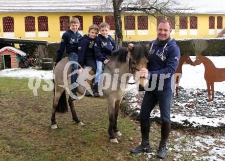 Reitsport. Reiten. Maximilian, Kilian, Marius und Dieter Koefler. Ranftlhof, St. Veit, am 25.1.2014.
Foto: Kuess
---
pressefotos, pressefotografie, kuess, qs, qspictures, sport, bild, bilder, bilddatenbank