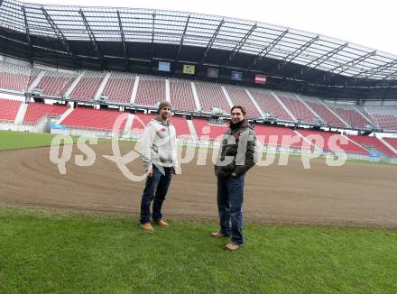 Eishockey. Kaerntner Freiluftderby. Vorschaufotos. Johannes Reichel, Patrick Harand, (KAC). Klagenfurt Woerthersee Stadion. 15.12.2014.
Foto: Kuess 
---
pressefotos, pressefotografie, kuess, qs, qspictures, sport, bild, bilder, bilddatenbank