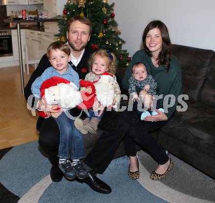 Eishockey. KAC. Thomas Poeck, Arlene, Kinder Nicholas, Natalie, Nolan. Klagenfurt, 10.12.2014.
Foto: Kuess
---
pressefotos, pressefotografie, kuess, qs, qspictures, sport, bild, bilder, bilddatenbank