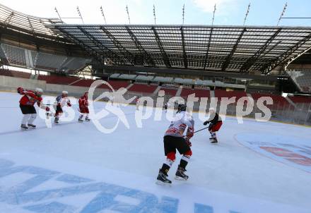 Eishockey. Kaerntner Freiluftderby. Vorschaufotos.  Klagenfurt Woerthersee Stadion. 23.12.2014.
Foto: Kuess 
---
pressefotos, pressefotografie, kuess, qs, qspictures, sport, bild, bilder, bilddatenbank