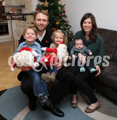 Eishockey. KAC. Thomas Poeck, Arlene, Kinder Nicholas, Natalie, Nolan. Klagenfurt, 10.12.2014.
Foto: Kuess
---
pressefotos, pressefotografie, kuess, qs, qspictures, sport, bild, bilder, bilddatenbank