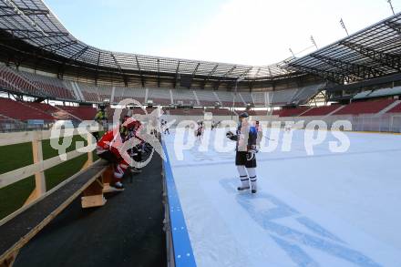 Eishockey. Kaerntner Freiluftderby. Vorschaufotos.  Klagenfurt Woerthersee Stadion. 23.12.2014.
Foto: Kuess 
---
pressefotos, pressefotografie, kuess, qs, qspictures, sport, bild, bilder, bilddatenbank