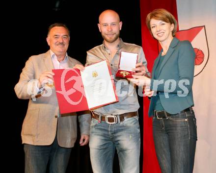 Biathlon. Ehrung Daniel Mesotitsch.  Buergermeister Kattnig, Daniel Mesotitsch, Landeshauptmannstellvertreterin Gabi Schaunig uebergibt das Grosse Ehrenzeichen des Landes Kaernten. St. Jakob im Rosental, am 25.4.2014.
Foto: Kuess

---
pressefotos, pressefotografie, kuess, qs, qspictures, sport, bild, bilder, bilddatenbank