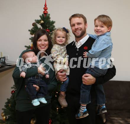 Eishockey. KAC. Thomas Poeck, Arlene, Kinder Nicholas, Natalie, Nolan. Klagenfurt, 10.12.2014.
Foto: Kuess
---
pressefotos, pressefotografie, kuess, qs, qspictures, sport, bild, bilder, bilddatenbank