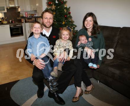 Eishockey. KAC. Thomas Poeck, Arlene, Kinder Nicholas, Natalie, Nolan. Klagenfurt, 10.12.2014.
Foto: Kuess
---
pressefotos, pressefotografie, kuess, qs, qspictures, sport, bild, bilder, bilddatenbank