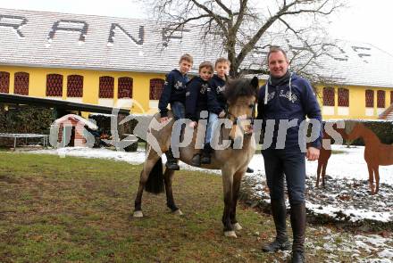 Reitsport. Reiten. Maximilian, Kilian, Marius und Dieter Koefler. Ranftlhof, St. Veit, am 25.1.2014.
Foto: Kuess
---
pressefotos, pressefotografie, kuess, qs, qspictures, sport, bild, bilder, bilddatenbank