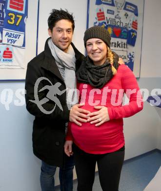 EBEL. Eishockey Bundesliga. EC VSV gegen KAC. Jason Krog mit Frau Kim (VSV). Villach, am 18.1.2015.
Foto: Kuess 


---
pressefotos, pressefotografie, kuess, qs, qspictures, sport, bild, bilder, bilddatenbank