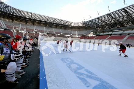 Eishockey. Kaerntner Freiluftderby. Vorschaufotos.  Klagenfurt Woerthersee Stadion. 23.12.2014.
Foto: Kuess 
---
pressefotos, pressefotografie, kuess, qs, qspictures, sport, bild, bilder, bilddatenbank