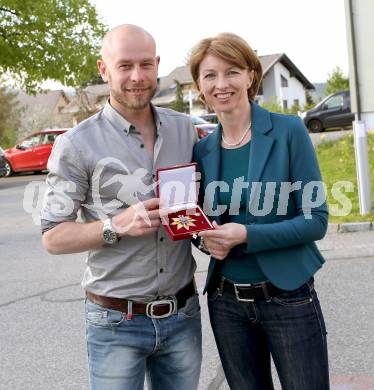 Biathlon. Ehrung Daniel Mesotitsch.  Daniel Mesotitsch, Gabriele Schaunig-Kandut . St. Jakob im Rosental, am 25.4.2014.
Foto: Kuess

---
pressefotos, pressefotografie, kuess, qs, qspictures, sport, bild, bilder, bilddatenbank