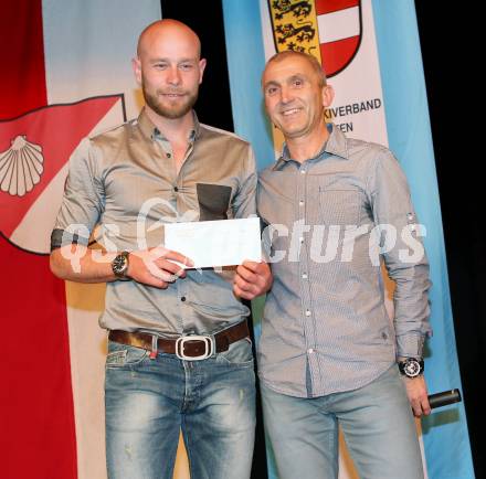 Biathlon. Ehrung Daniel Mesotitsch.  Daniel Mesotitsch, Obmann der Union Rosenbach Albert Gitschthaler. St. Jakob im Rosental, am 25.4.2014.
Foto: Kuess

---
pressefotos, pressefotografie, kuess, qs, qspictures, sport, bild, bilder, bilddatenbank