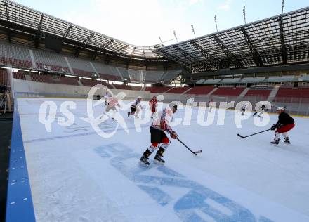 Eishockey. Kaerntner Freiluftderby. Vorschaufotos.  Klagenfurt Woerthersee Stadion. 23.12.2014.
Foto: Kuess 
---
pressefotos, pressefotografie, kuess, qs, qspictures, sport, bild, bilder, bilddatenbank