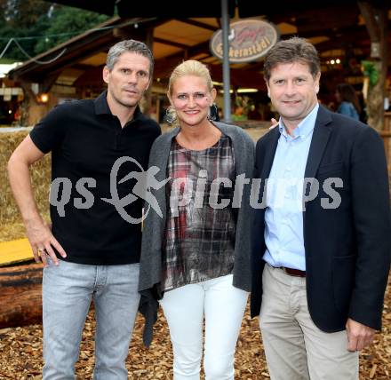 Fussball Bundesliga. RZ Pellets WAC beim Gackern. Trainer Dietmar Kuehbauer, Waltraud Riegler, Dietmar Riegler. St. Andrae, am 12.8.2014.
Foto: Kuess
---
pressefotos, pressefotografie, kuess, qs, qspictures, sport, bild, bilder, bilddatenbank