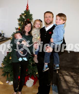 Eishockey. KAC. Thomas Poeck, Arlene, Kinder Nicholas, Natalie, Nolan. Klagenfurt, 10.12.2014.
Foto: Kuess
---
pressefotos, pressefotografie, kuess, qs, qspictures, sport, bild, bilder, bilddatenbank