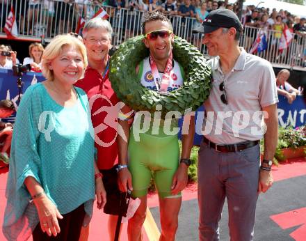 Ironman Austria. Laufen. Ziel.  Buergermeisterin Marie Luise Matiaschitz, Landeshauptmann Peter Kaiser, Sieger Marino Vanhoenacker (BEL). Klagenfurt, am 28.6.2015.
Foto: Kuess
---
pressefotos, pressefotografie, kuess, qs, qspictures, sport, bild, bilder, bilddatenbank