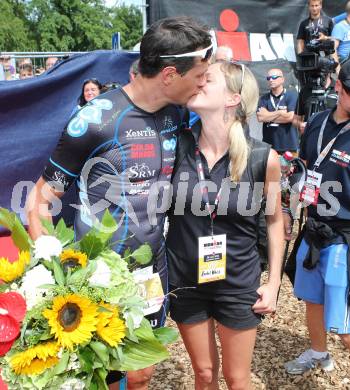 Ironman Austria. Ziel. Michael Weiss (AUT), Rachel Weiss. Klagenfurt, am 28.6.2015.
Foto: Kuess
---
pressefotos, pressefotografie, kuess, qs, qspictures, sport, bild, bilder, bilddatenbank