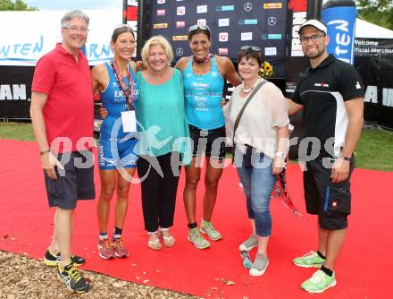 Ironman Austria. Ziel. Landeshauptmann Peter Kaiser, Eva Wutti (AUT), Buergermeisterin Maria-Luise Mathiaschitz, Lisa Huetthaler (AUT), Erwin Dokter. Klagenfurt, am 28.6.2015.
Foto: Kuess
---
pressefotos, pressefotografie, kuess, qs, qspictures, sport, bild, bilder, bilddatenbank