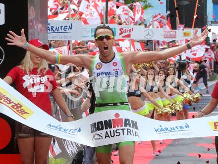 Ironman Austria. Laufen. Ziel. Sieger, Marino Vanhoenacker (BEL). Klagenfurt, am 28.6.2015.
Foto: Kuess
---
pressefotos, pressefotografie, kuess, qs, qspictures, sport, bild, bilder, bilddatenbank