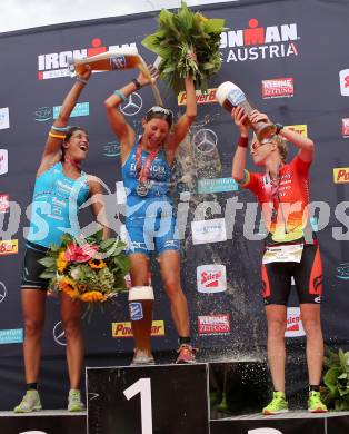 Ironman Austria. Ziel. Lisa Huetthaler (AUT), Eva Wutti (AUT), Sarah Piampiano (USA). Klagenfurt, am 28.6.2015.
Foto: Kuess
---
pressefotos, pressefotografie, kuess, qs, qspictures, sport, bild, bilder, bilddatenbank