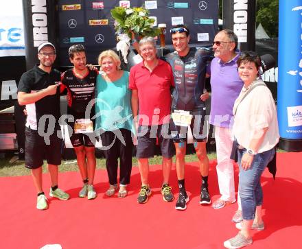 Ironman Austria. Ziel. Erwin Dokter, Ivan Rana (ESP), Buergermeisterin Maria-Luise Mathiaschitz, Landeshauptmann Peter Kaiser, Michael Weiss (AUT), Otto Umlauft. Klagenfurt, am 28.6.2015.
Foto: Kuess
---
pressefotos, pressefotografie, kuess, qs, qspictures, sport, bild, bilder, bilddatenbank