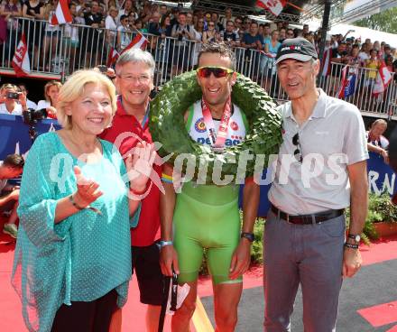 Ironman Austria. Laufen. Ziel. Buergermeisterin Marie Luise Matiaschitz, Landeshauptmann Peter Kaiser, Sieger Marino Vanhoenacker (BEL). Klagenfurt, am 28.6.2015.
Foto: Kuess
---
pressefotos, pressefotografie, kuess, qs, qspictures, sport, bild, bilder, bilddatenbank