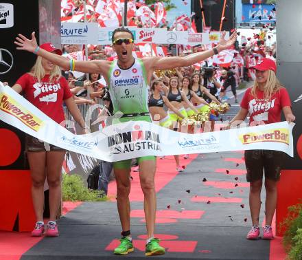 Ironman Austria. Laufen. Ziel. Sieger, Marino Vanhoenacker (BEL). Klagenfurt, am 28.6.2015.
Foto: Kuess
---
pressefotos, pressefotografie, kuess, qs, qspictures, sport, bild, bilder, bilddatenbank