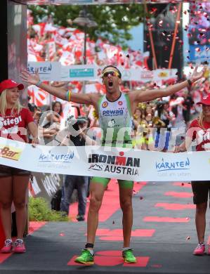 Ironman Austria. Laufen. Ziel. Sieger, Marino Vanhoenacker (BEL). Klagenfurt, am 28.6.2015.
Foto: Kuess
---
pressefotos, pressefotografie, kuess, qs, qspictures, sport, bild, bilder, bilddatenbank